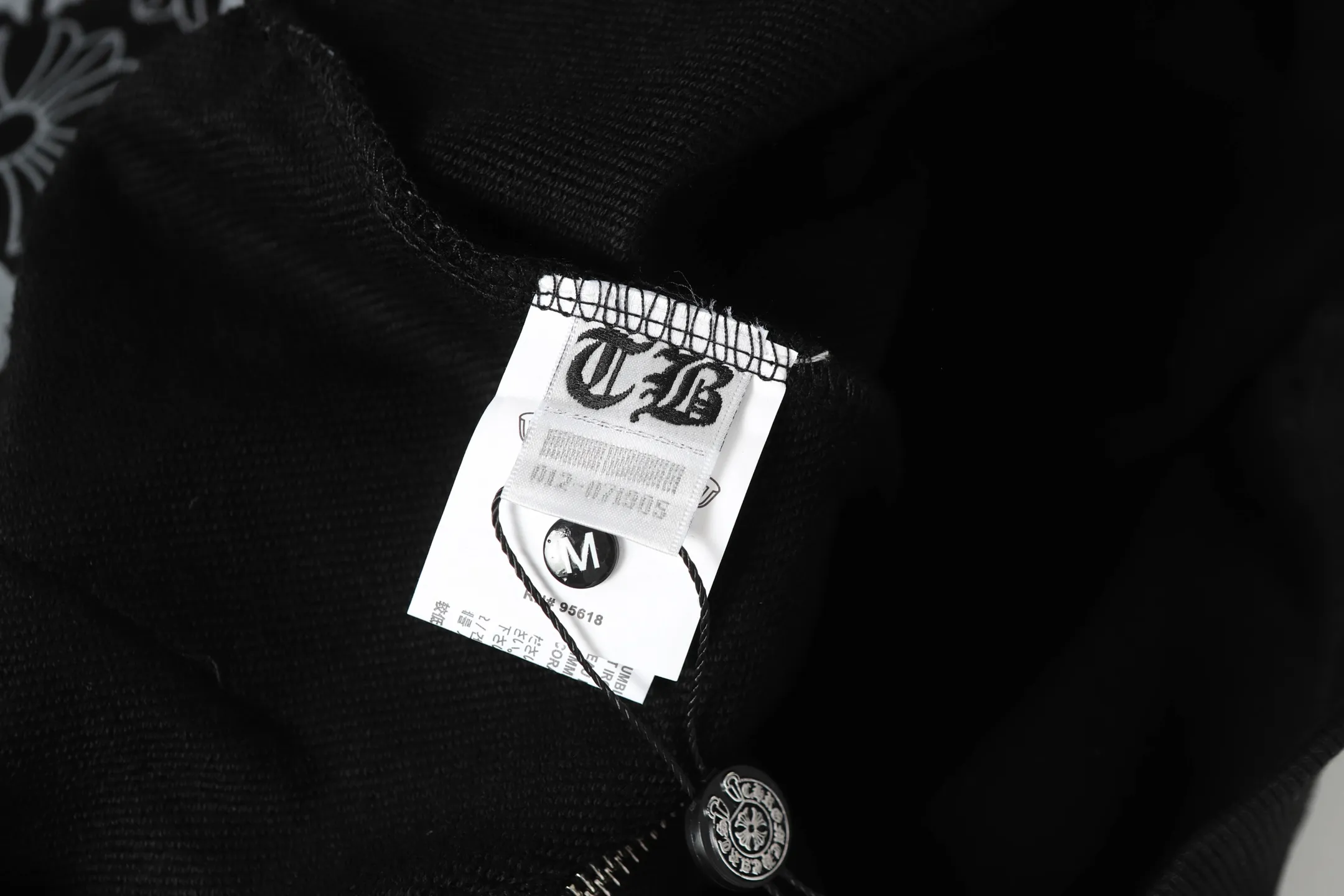 P300 cross-border model, please do not place an order if you are pursuing quality - Chrome Hearts/Chrome Hearts Sanskrit Dark Pattern Horseshoe Sanskrit Cross ✝️ Printed Zipper Sweater Cardigan Jacket - High weight, high density and high quality. The wool is soft, delicate and skin-friendly. It feels soft and silky. It has excellent warmth and skin-friendly properties. - Custom-woven and custom-dyed, no color difference. No matter the fabric or workmanship details, it beats the ordinary version on the market. - Hardware zipper accessories are all customized and full of details. -Colour: Black White Blue -Size: S M L XL